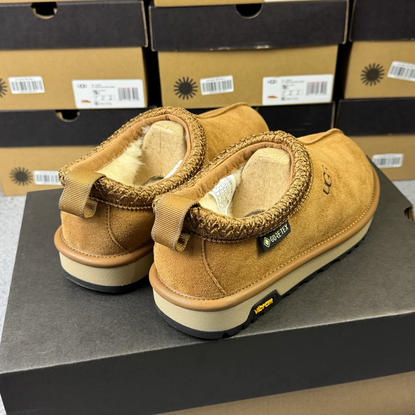 Pick up locally 💰520. The core recommendation is good price. The platform is exclusively for foreign trade. UGG Tasman GTX winter neutral snow shoes 1172790. Produced by ten-year-old brand shoemaking factory production line. Pay attention to every detail. Longfeng A-grade genuine sheep fur. Completely built in accordance with the ZP process. Size: 35 36 37 38 39 40 41 42 43 44 45